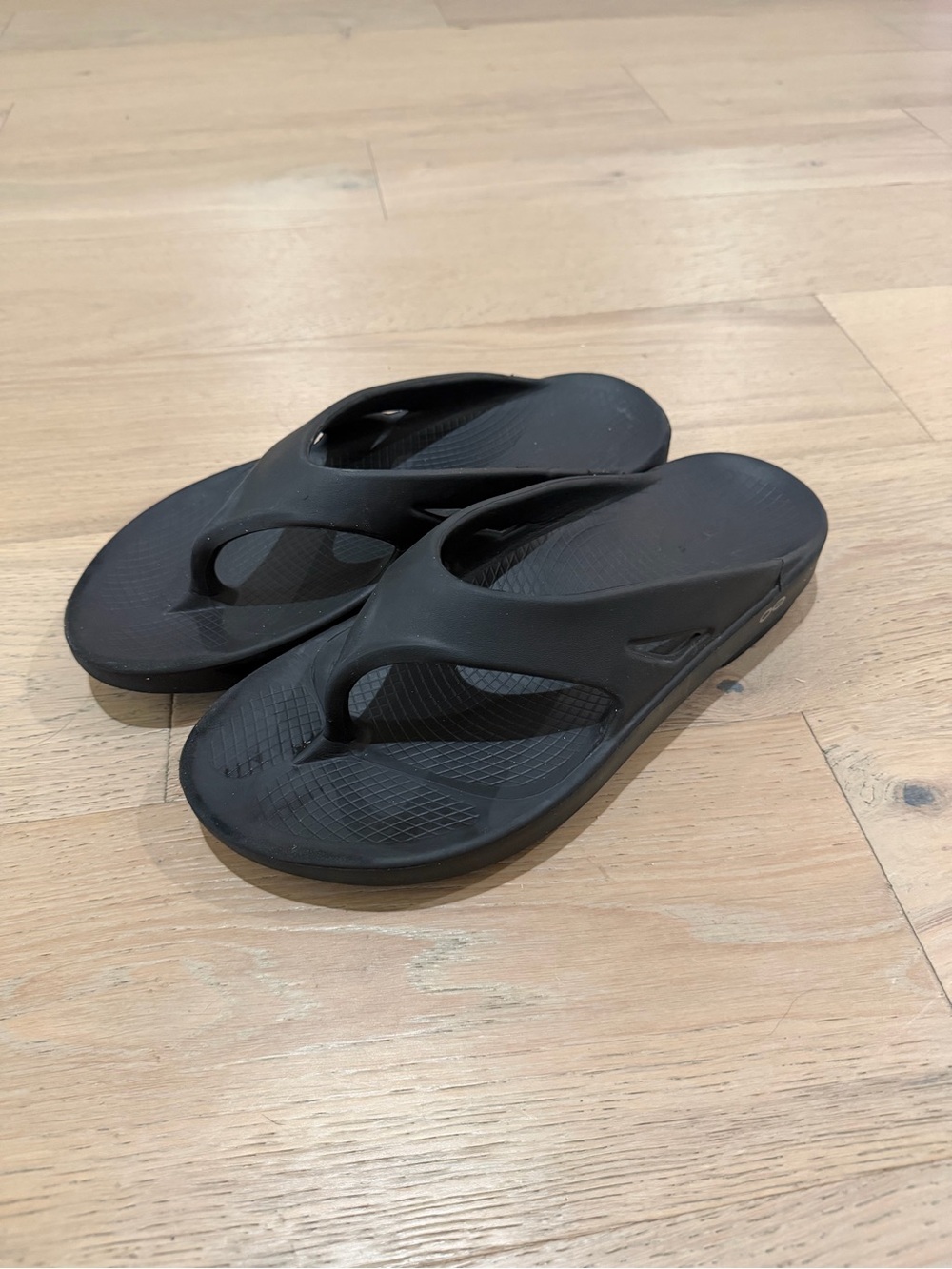 OOFOS Flip Flop Sandals
Men’s 11